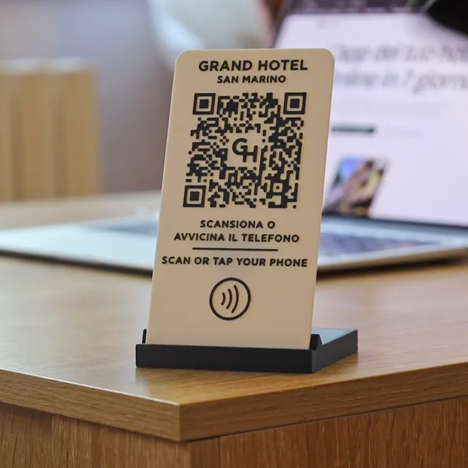 Il cavaliere con QR e tag NFC sul tavolo